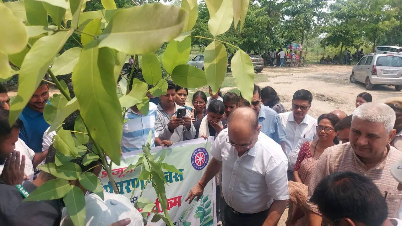 जेपीयू में कुलपति ने किया एक पेड़ माँ के नाम अभियान का शुभारंभ