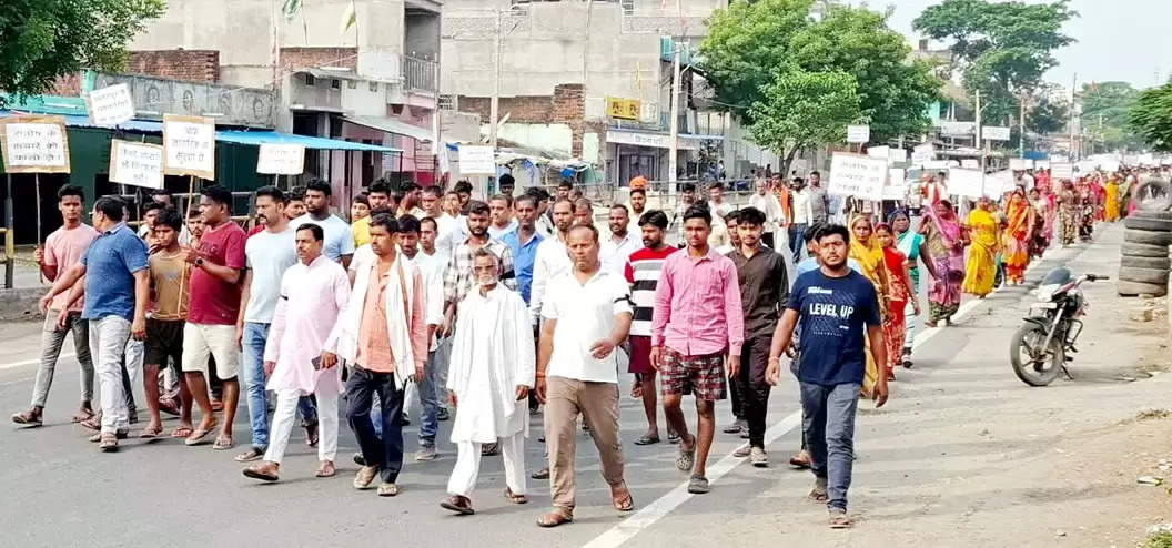 गोली लगने से जख्मी व्यवसायी की मौत पर आक्रोश मार्च, थाना का घेराव