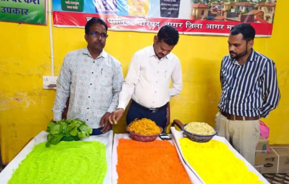 “वेस्ट टू वेल्थ” की पहल: मंदिरों के फूलों से तैयार हुआ हर्बल गुलाल