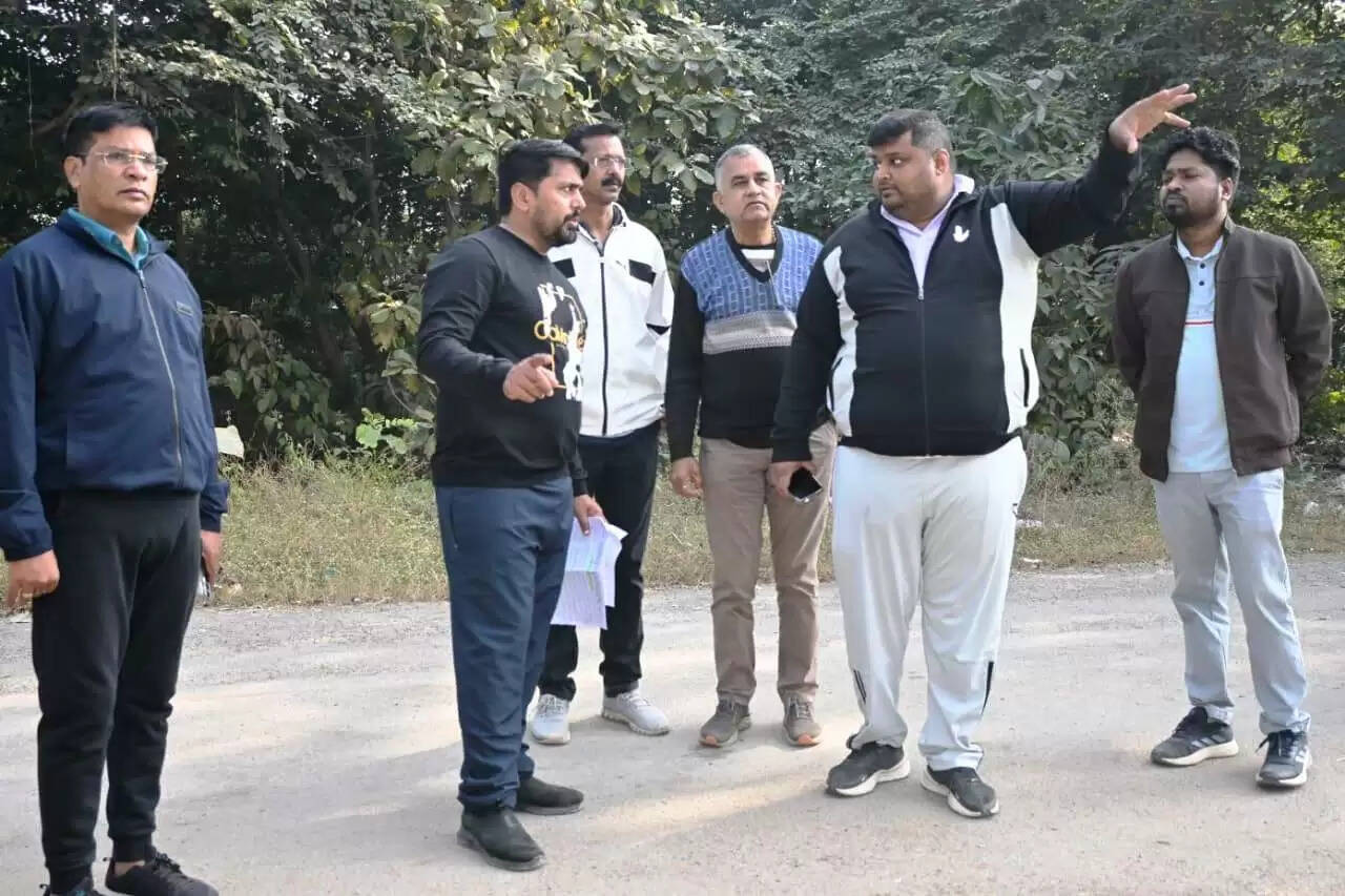 जिला चिकित्सालय में प्रगतिरत व प्रस्तावित कार्यो की समयसीमा में पूरा कराएं : आयुक्त