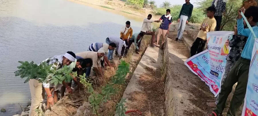 जल गंगा संवर्धन अभियान : बुंदेलखंड की प्यास बुझाएंगे अमृत सरोवर और खेत तालाब