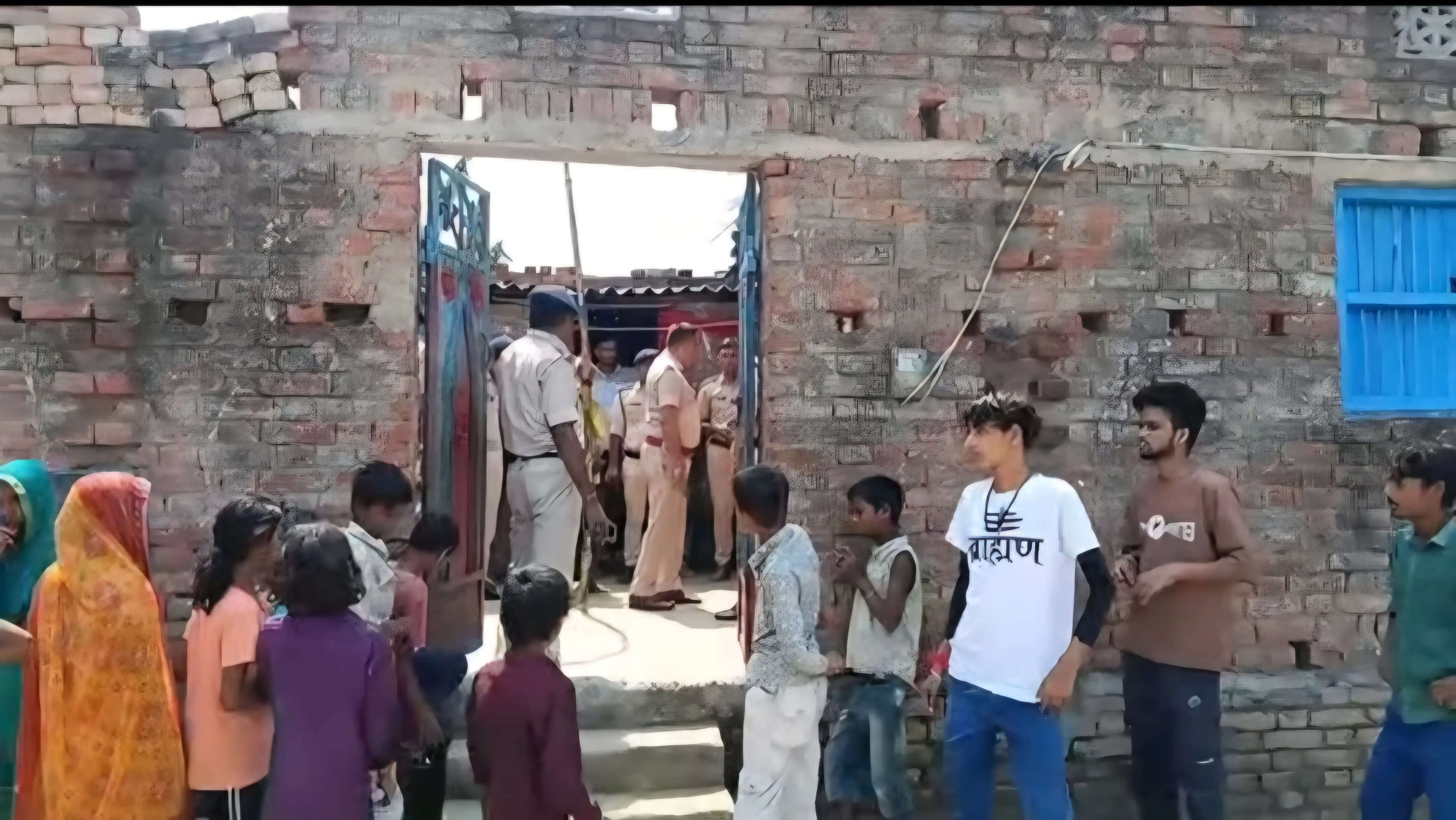 मांझी में हथियारबंद अपराधियों ने घर में घुसकर जेवर व नकदी लूटी