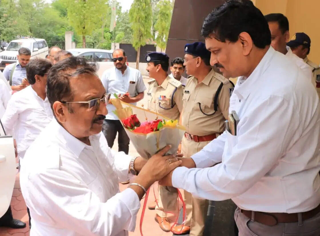 झाबुआ: शासन की योजनाओं का लाभ अंतिम व्यक्ति तक प्रभावी ढंग से पहुंचाया जाए- मंत्री विजय शाह