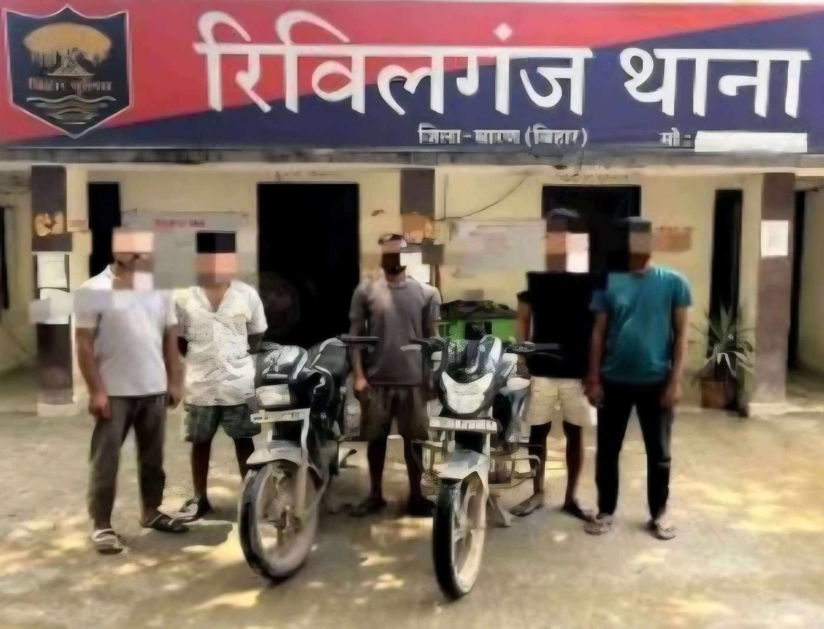 चोरी की बाइक बेचते पुलिस ने पांच को किया गिरफ्तार