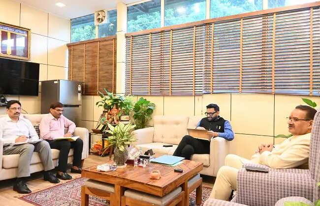 ओलावृष्टि प्रभावित किसानों के सर्वेक्षण और भुगतान में तेजी लाएं अधिकारी: गणेश जोशी