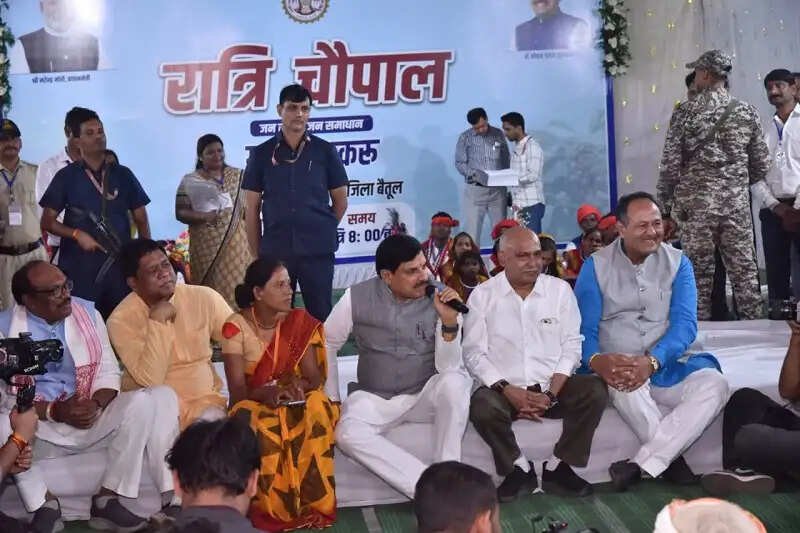मप्रः मुख्यमंत्री ने कुकरू में कृष्णा आजीविका स्व-सहायता समूह की महिलाओं से किया आत्मीय संवाद