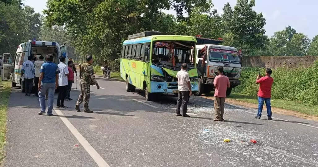 लातेहार में बस और ट्रक में टक्कर, आठ से अधिक यात्री घायल