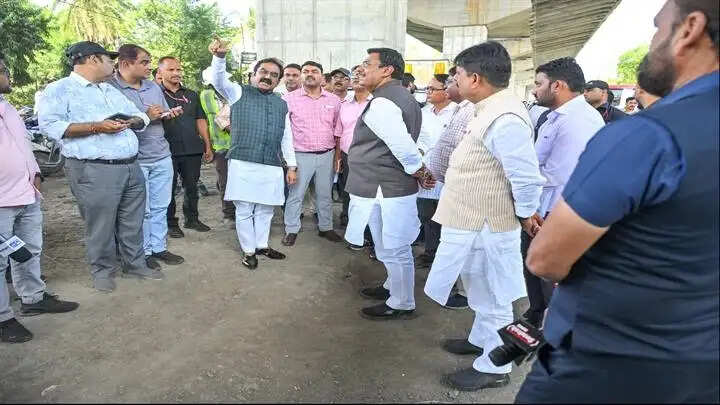 भोपालः मंत्री राकेश सिंह ने किया बैरागढ़ एलिवेटेड ब्रिज का निरीक्षण, कार्य में लापरवाही पर जताई कड़ी नाराजगी