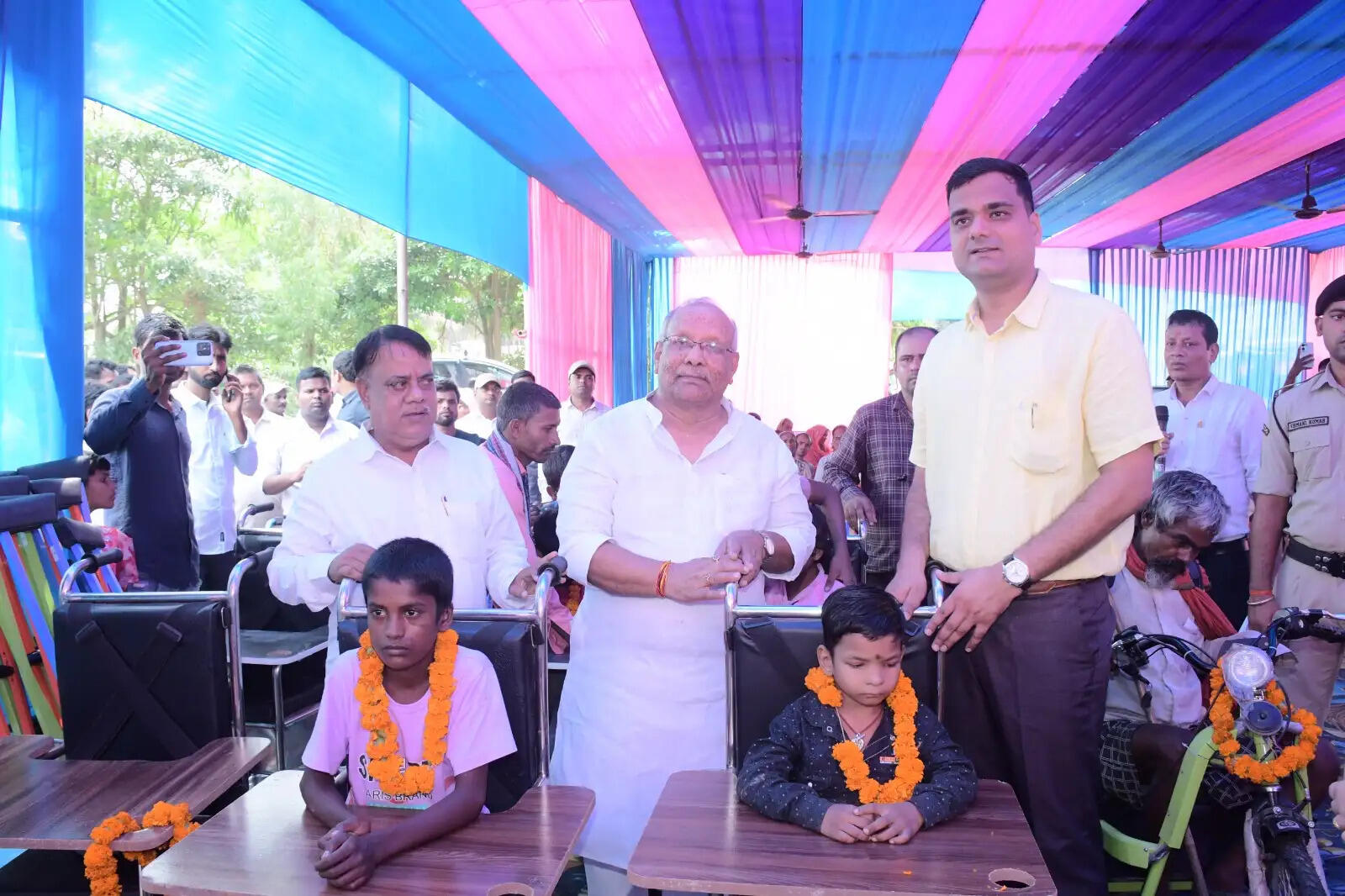वंचितों के चेहरे पर खिली मुस्कान: विशेष शिविर में बंटे सहायक उपकरण, 26 को मिला पेंशन स्वीकृति पत्र