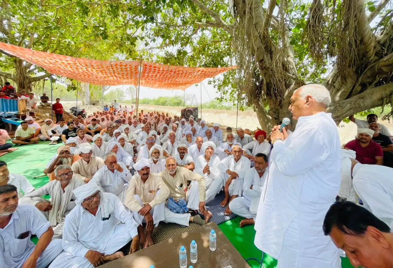 रोहतक में नहर पक्की करने के विरोध में ग्रामीणों का धरना नौवें दिन भी जारी, पूर्व मुख्यमंत्री ने दिया समर्थन