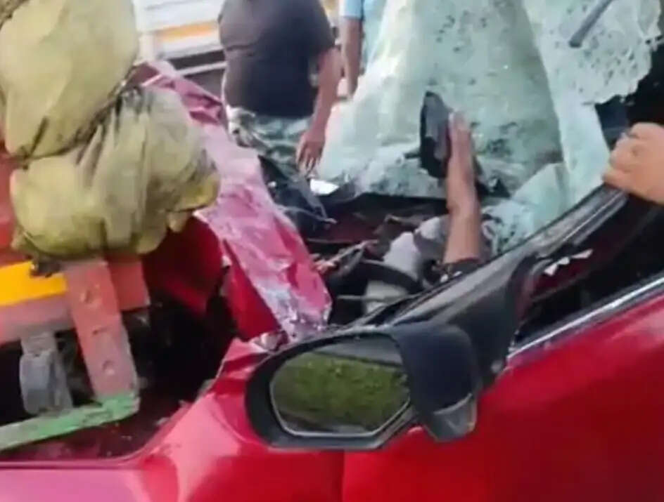 ट्रक में पीछे से घुसी तेज रफ्तार कार, दो की मौत, दो गंभीर
