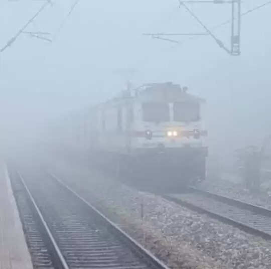 घने कुहासे से रेल सेवाएं प्रभावित, यात्रियों को परेशानी