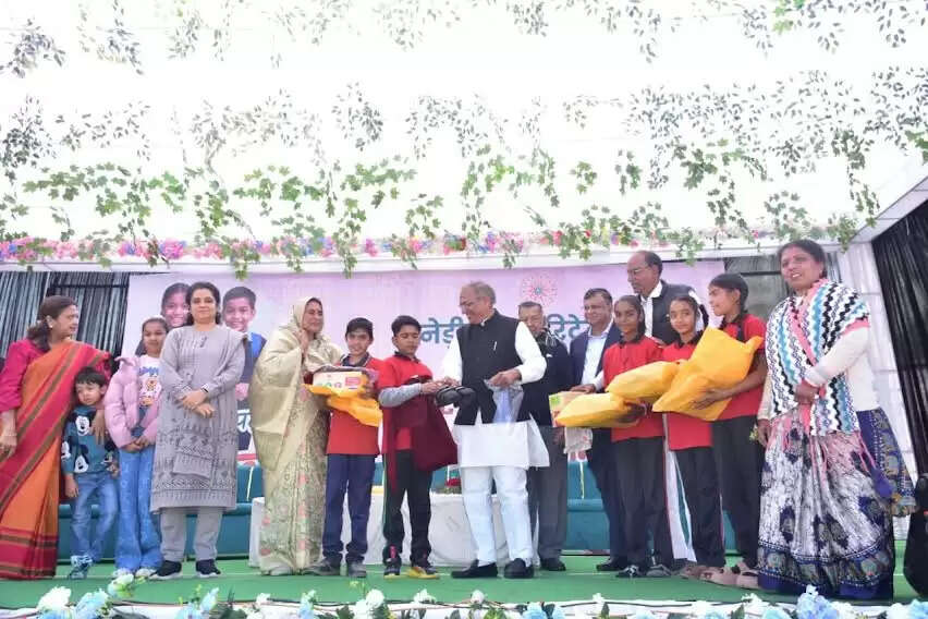 मंदसौरः गनेड़ीवाल चैरिटेबल ने 81 शासकीय स्कूलों के 4 हजार बच्चों को किए स्वेटर-जूते वितरित