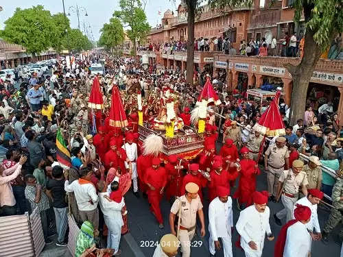 शाही बंदूकों के बीच निकली बूढ़ी गणगौर की शाही सवारी