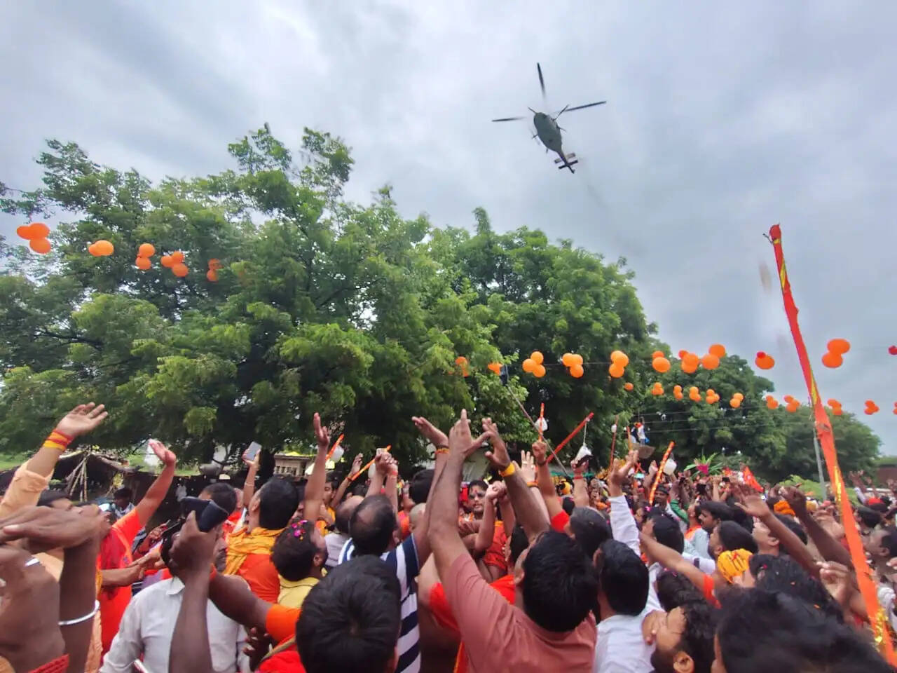 कंधी चौराहे पर कांवड़ियों पर हेलीकॉप्टर से पुष्पवर्षा
