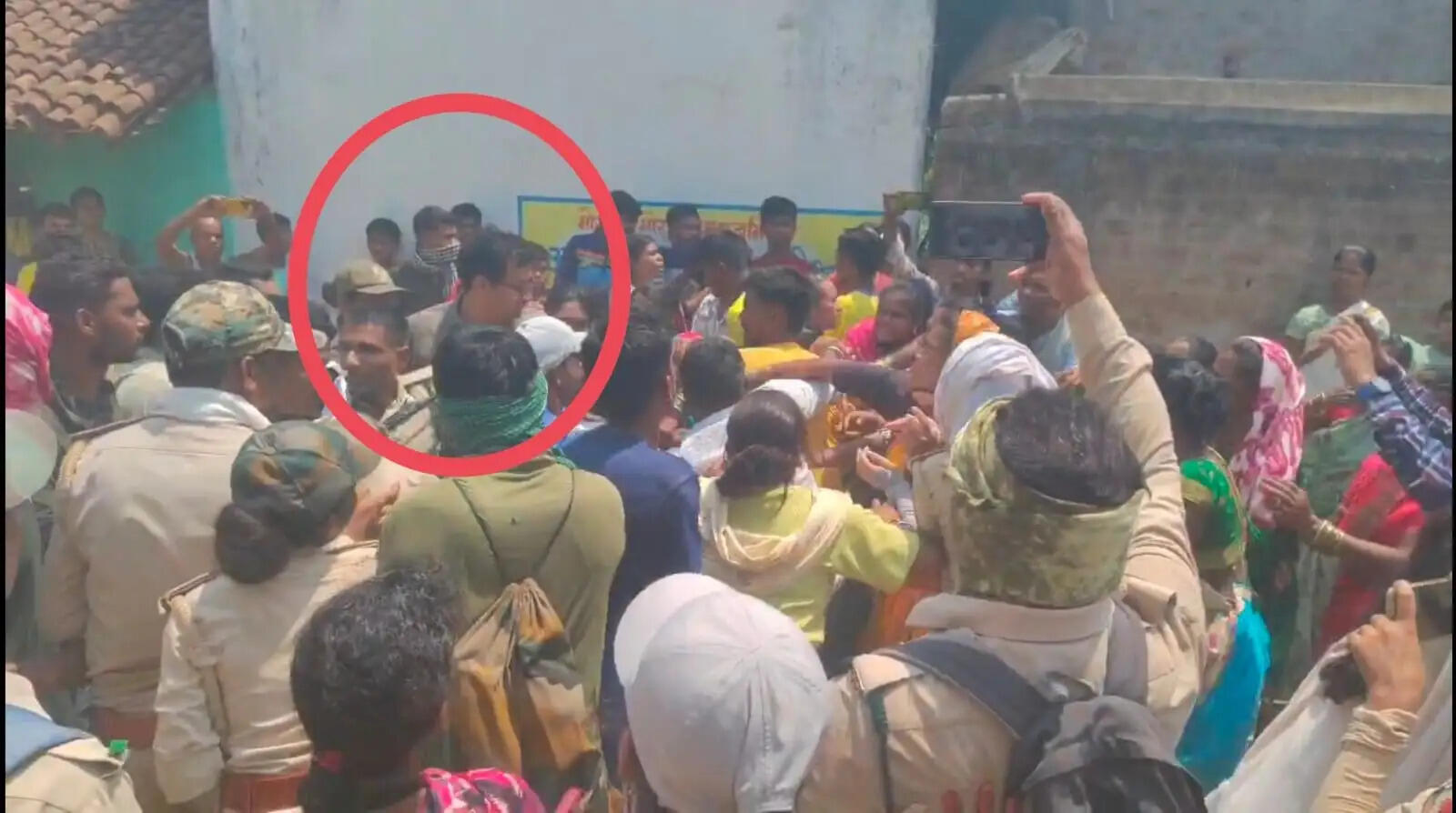 डीएफओ व टीम पर ग्रामीणों की भीड़ ने किया हमला