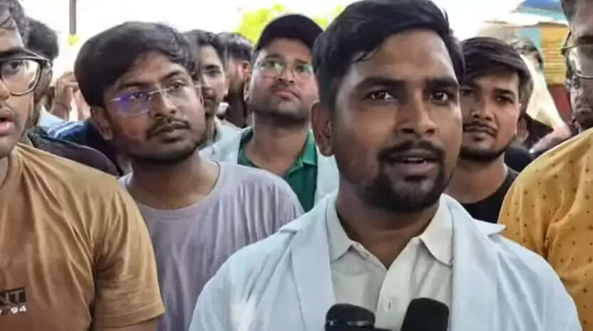 बिजली-पानी और हॉस्टल की समस्याओं पर फूटा मेडिकल छात्रों का गुस्सा, कॉलेज परिसर में दिया धरना