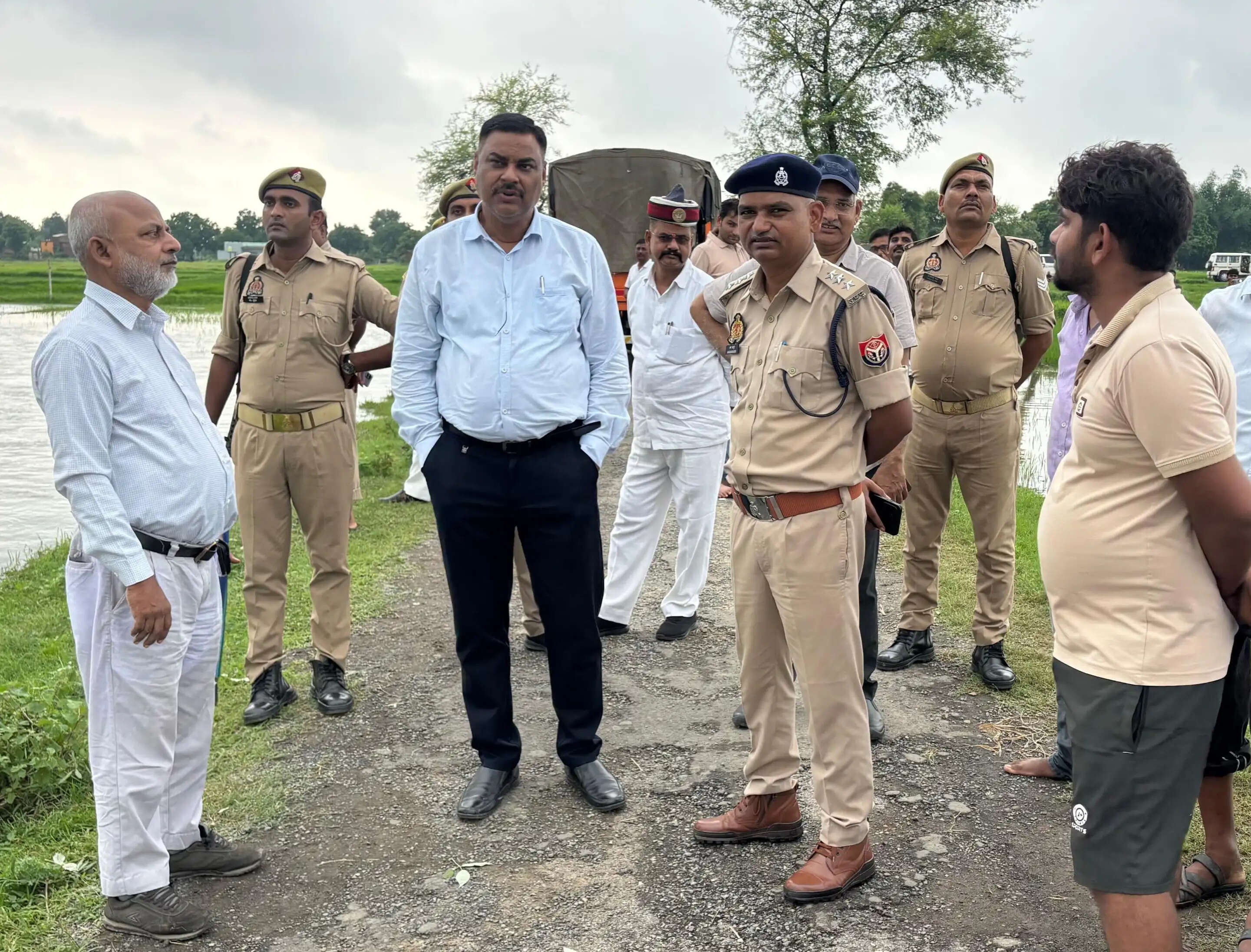 मीरजापुर : लालगंज में भारी बारिश से सात गांव जलमग्न, 45 लोगों को रेस्क्यू कर राहत शिविर पहुंचाया
