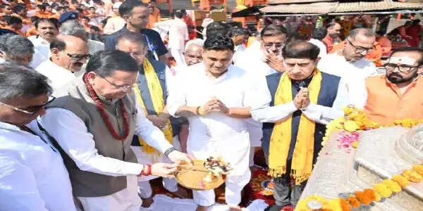मोदी के सेवा के 25 वर्ष पूर्ण होने पर सीएम धामी ने मंत्रिमंडल संग की गंगा पूजा व आरती