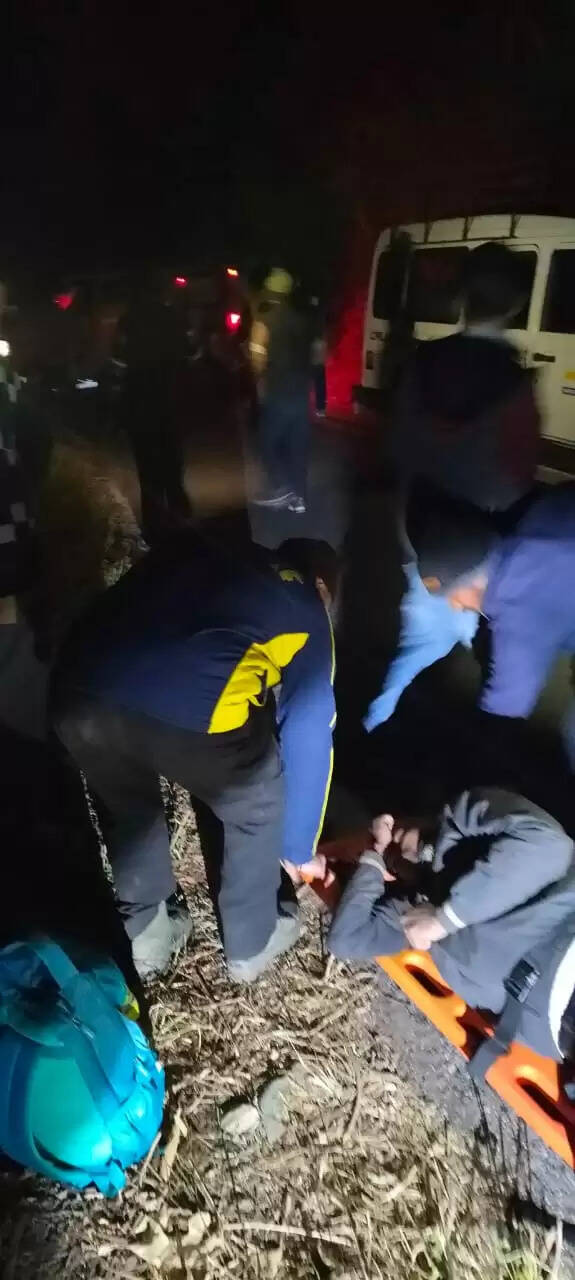 (अपडेट) कार खाई में गिरी एक की मौत, पांच घायल