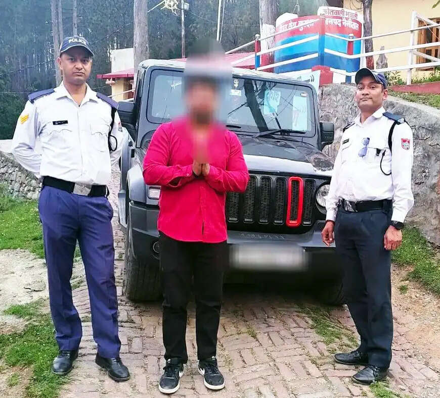 कैंची धाम मार्ग पर दिल्ली के पर्यटकों ने किया थार से स्टंट, चालान