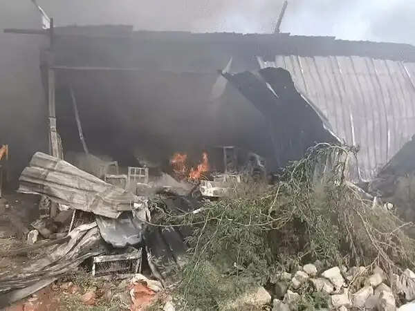 ग्वालियर कैंट एरिया&nbsp;में इलेक्ट्रॉनिक्स गोदाम में भीषण आग, 4 घंटे बाद भी धधक रहीं लपटें, सेना और दमकल टीमें जुटीं