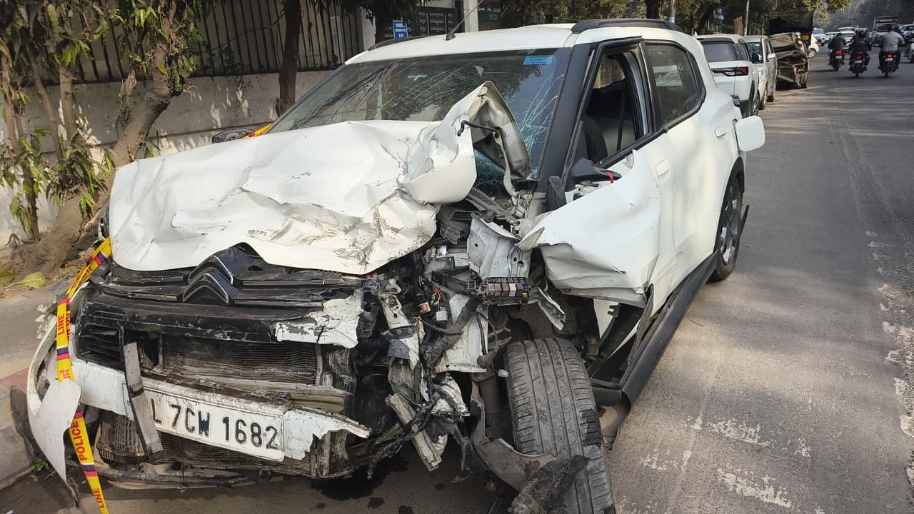 दिल्ली में अगस्त क्रांति मार्ग पर तेज रफ्तार का कहर, कार चालक गिरफ्तार