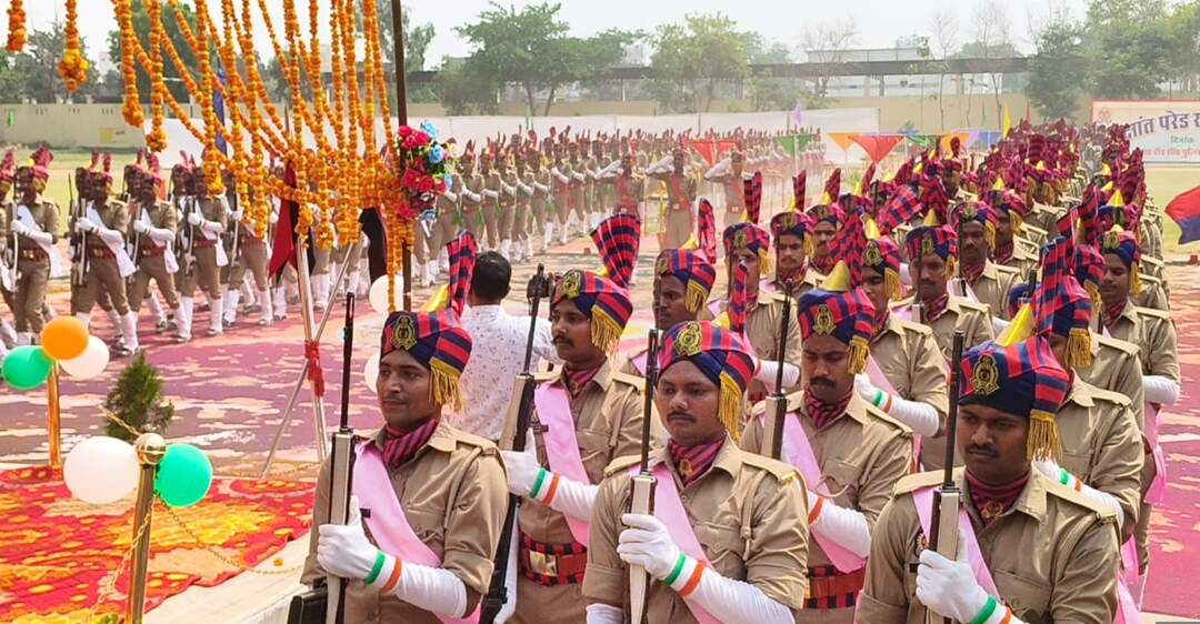 बलिया : दीक्षांत परेड के बाद उत्तर प्रदेश पुलिस को मिले 343 नए आरक्षी