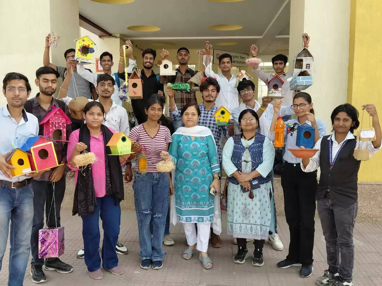 सीएसजेएमयू परिसर में छात्रों ने पक्षियों के लिए रखे अन्न जल पात्र, सेवा भाव की दिखी ललक