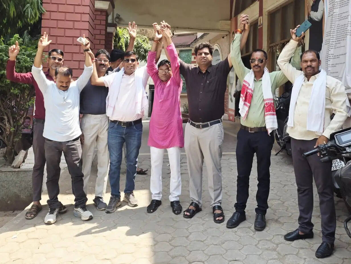 पश्चिम बंगाल और असम विधानसभा चुनाव में जीत से भाजपाई गदगद, बांटी मिठाईयां