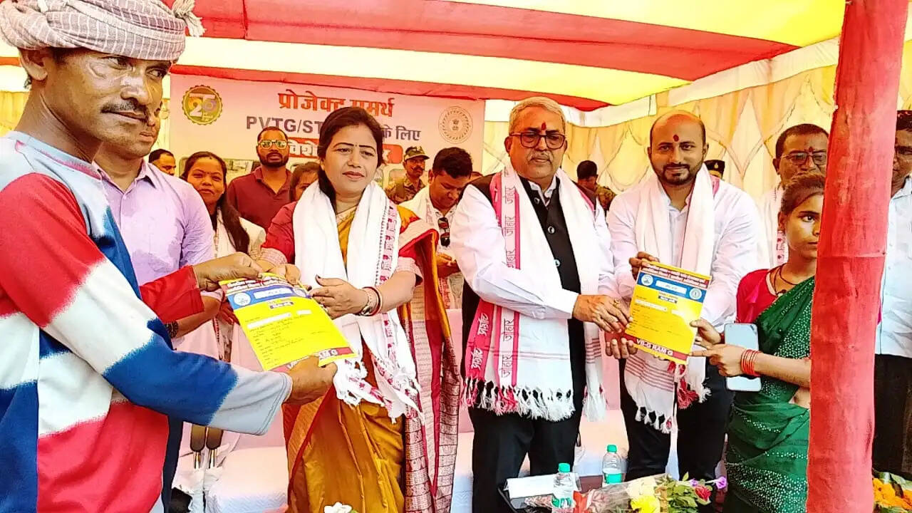 आदिम जनजातियों के घर&nbsp;पहुंची योजना, आयुक्त ने किया 'प्रोजेक्ट समर्थ' योजना की शुरूआत