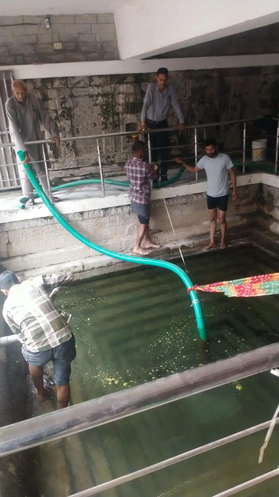 मंडी में दूषित पाई गई बावड़ियों की सफाई , दूषित जल उपयोग न करें: रोहित राठौर