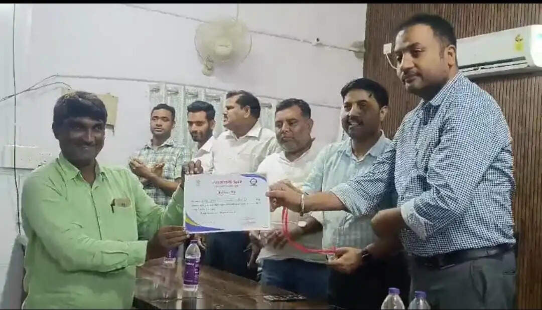 जनगणना: फील्ड ट्रेनर एवं कार्यपालक सहायकों को उत्कृष्ट कार्य के लिए दिया गया प्रशस्ति पत्र