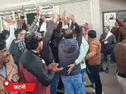 इंदौर दूषित पानी कांड: मप्र में कांग्रेस का प्रदेशव्यापी प्रदर्शन, मंत्रियों-सांसदों के बंगलों पर बजाया घंटा