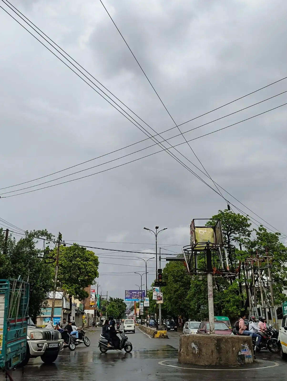 उत्तर प्रदेश में तेज आंधी-पानी से जनजीवन प्रभावित, कई जगह पेड़ उखडे़ और ओले भी गिरे