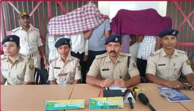 चोरी के बिजली के तार को ट्रक में लोड करते छह गिरफ्तार