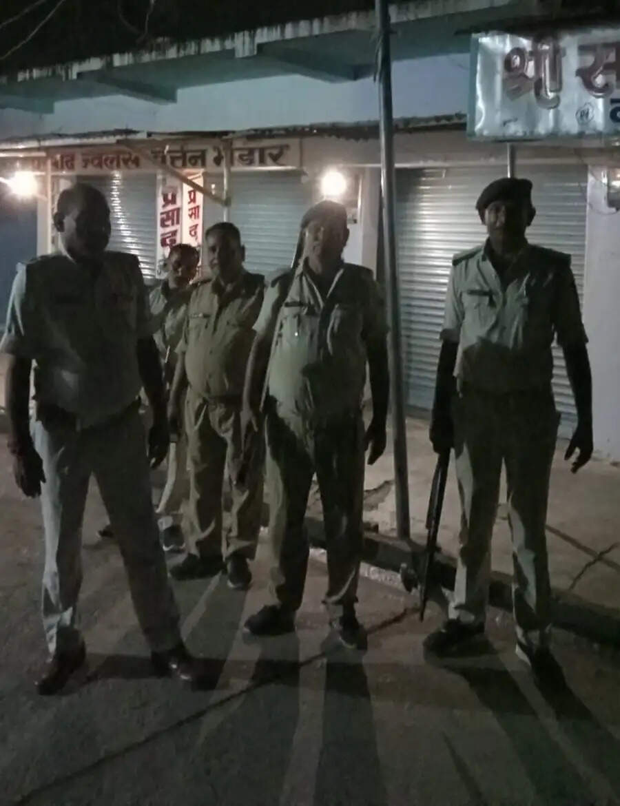 सारण में पुलिस ने देर रात होटलों और हॉस्टलों की जाँच की