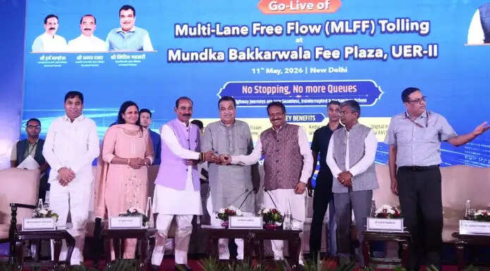 (लीड) दिल्ली में नितिन गडकरी ने शुरू की बैरियर‑लेस टोलिंग प्रणाली, देश का दूसरा एमएलएफएफ टोल प्लाजा हुआ चालू