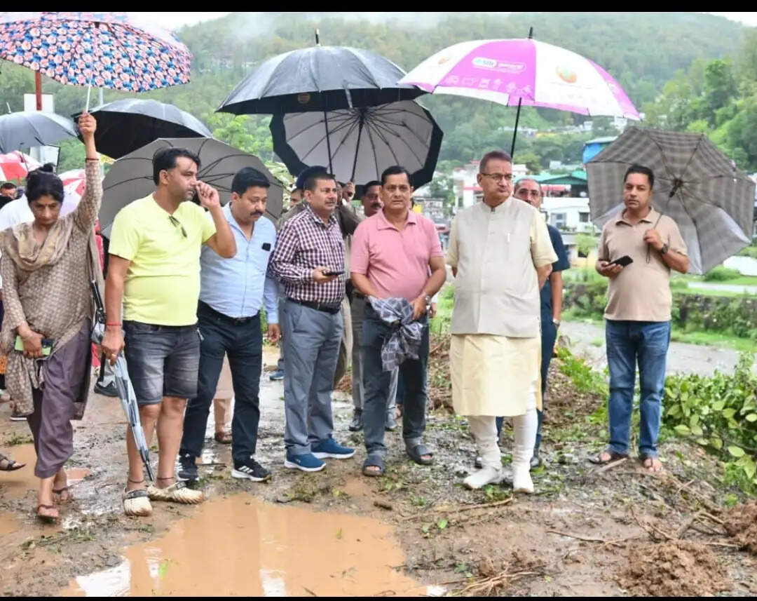 बारिश के बीच मंत्री गणेश जोशी और महापौर ने किया निरीक्षण, सुरक्षात्मक कार्य तेज करने के निर्देश