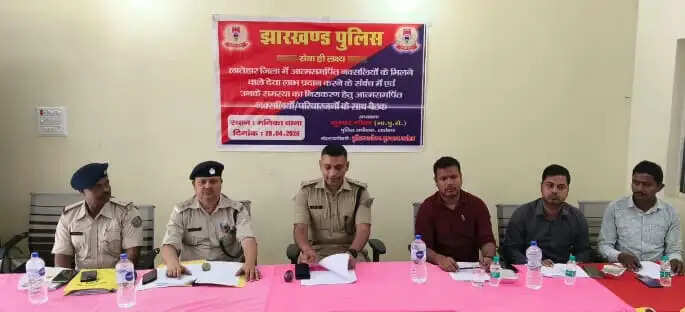 लातेहार में आत्मसमर्पित नक्सलियों से मिले एसपी, बोले-मुख्यधारा में लौटे लोगों को मिलेगा सम्मानजनक जीवन