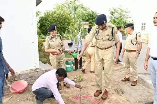 पुलिस कमिश्नर ने किया पौधारोपण