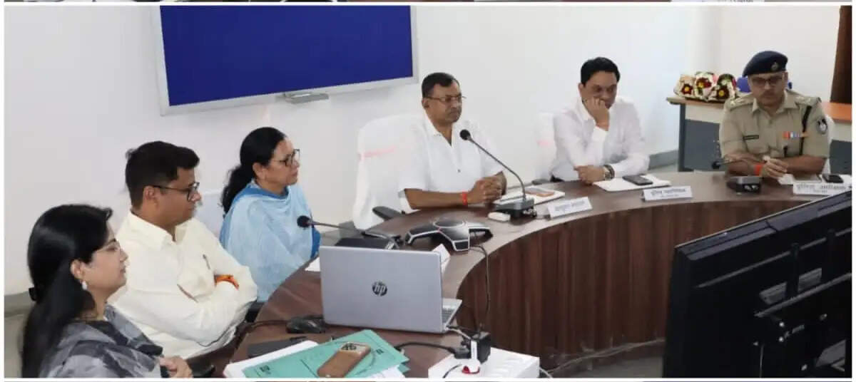 मां शारदा लोक निर्माण कार्यों पर सख्त हुई प्रशासनिक मशीनरी, कमिश्नर ने दिए स्पष्ट निर्देश