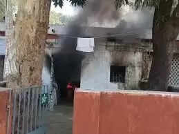 शहडोल: ओरिएंट पेपर मिल कॉलोनी के क्वॉर्टर में लगी भीषण आग, लाखों का सामान जलकर खाक