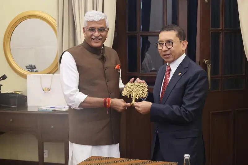 ब्रिक्स सम्मेलनः केन्द्रीय मंत्री शेखावत ने इंडोनेशिया और दक्षिण अफ्रीका के संस्कृति मंत्रियों के साथ की द्विपक्षीय बैठक