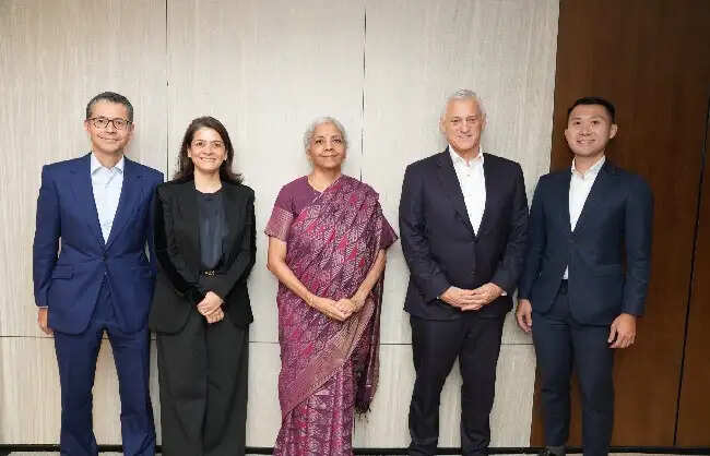 सीतारमण ने सिंगापुर में स्टैंडर्ड चार्टर्ड बैंक के समूह चीफ एग्जीक्यूटिव बिल विंटर्स से मुलाकात की