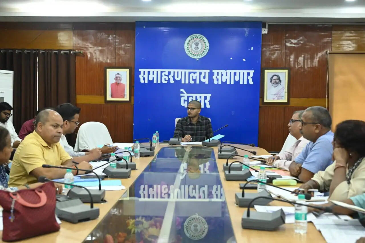 समीक्षा बैठक में डीडीसी ने दिया बच्चों के सर्वांगीण विकास पर जोर