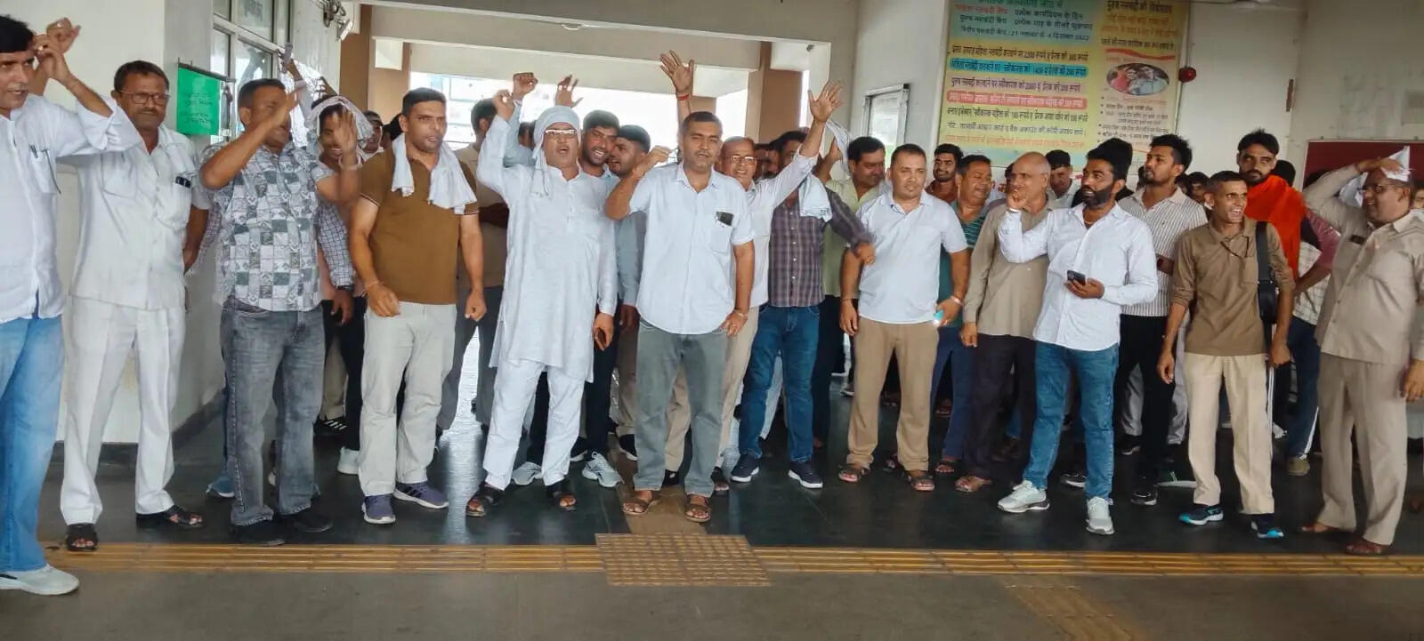 जींद : बस अड्डा पर रोडवेज कर्मियों ने मांगों को लेकर किया प्रदर्शन