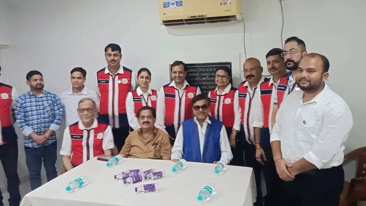 आसनसोल राइफल क्लब पहुंचे सांसद शत्रुघ्न सिन्हा, निशानेबाजों के उत्थान में क्लब की भूमिका को सराहा