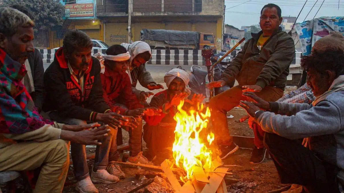 झारखंड में ठंड का प्रकोप जारी, दोपहर बाद निकली धूप भी बेअसर