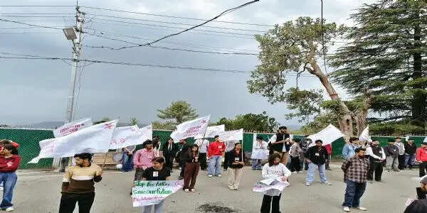 हिमाचल विवि में फीस वृद्धि के खिलाफ एसएफआई का प्रदर्शन, फैसले को बताया ‘शिक्षा पर हमला’